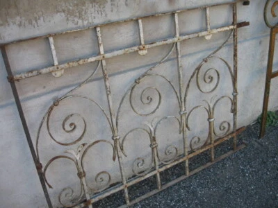 GRATA FERRO-BALCONE LIBERTY DISEGNO FLOREALE - CHIODI RIBATTUTI - 1920-30 EMILIA - Immagine 1 di 4