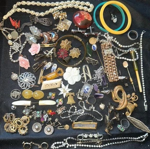 Lote de 70+ piezas joyas antiguas vintage todas ponibles algunas firmadas - Imagen 1 de 9