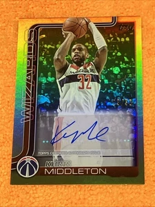 /50 Khris Middleton AUTO 2025-26 Topps #TFRA-KM ARCO IRIS DORADO BUQUE INSIGNIA REALES - Imagen 1 de 7