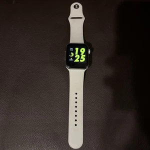 Apple Watch Series 4 44mm white Aluminium GPS - Picture 1 of 5