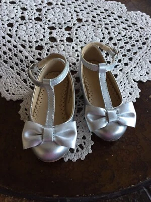 Janie and Jack 小女孩银色平底踝带大弓正面尺寸 4 — 第 1/4 张图片