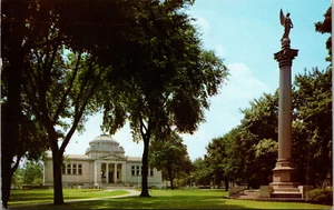 Vtg Gilbert M Simmons Library in Library Park Kenosha Wisconsin WI Postcard - Picture 1 of 2