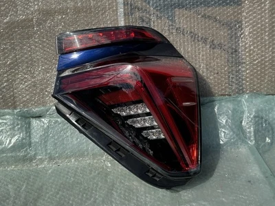 Toyota Mirai RH 2016-2020 luz trasera LED derecha con moldura azul OEM usada Foto 1 de 4