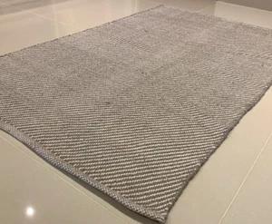 Alfombra Kilim lavable rica en algodón reciclado gris hecha a mano 70x115 cm -40% precio de venta sugerido por el fabricante - Imagen 1 de 7