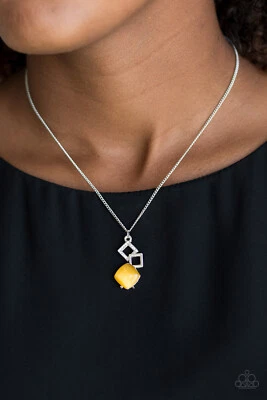 Paparazzi ~ Elegante conjunto de collar cuadrado de piedra lunar amarilla con pendientes Foto 1 de 3