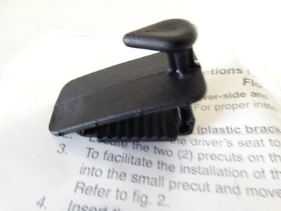 MAZDA GENUINE PART NUMBER 0000-89-L14A | FLOOR MAT HOOK RETAINER — 第 1/2 张图片