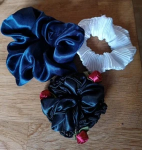 3 Haarbänder Haarband NEU Schwarz mit Rosen Blau Weiß geriffelt - Bild 1 von 4