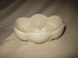 Belleek 4-7/8" Tazón Ovalado con Marrón 7ª Marca Hecho en Irlanda - Imagen 1 de 5