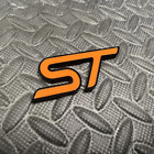 Akrylowa plakietka Fiesta Focus ST (mała) - czarna / pomarańczowa