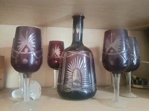 Karaffe mit Stopfen und 6 Gläsern, weinrot, geschliffenes Glas Vintage - Bild 1 von 3