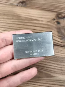 Seltener Plattenanhänger aus IWC Uhrenbox Portugieser Tourbillon Mystere Referenz 5042 - Bild 1 von 9
