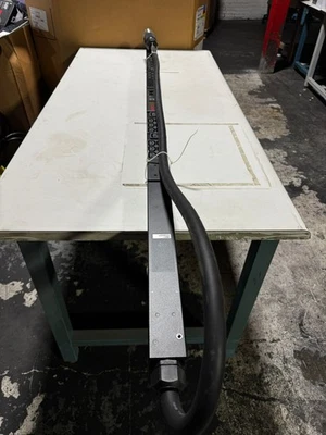 APC AP8868 rack pdu es una fuente de alimentación medida monitor distribución energía Foto 1 de 4