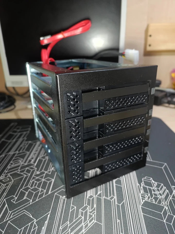 SOLID STEEL SATA ARRAY 4  Bays hot swap  - Image 1 of 4