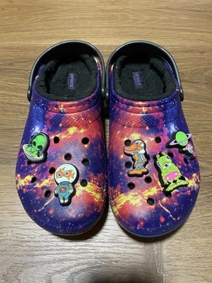 Crocs x Ron English Lined Clogs AREA 54 Aliens Universe Size J6 (Big Kids 6) - Imagem 1 de 4