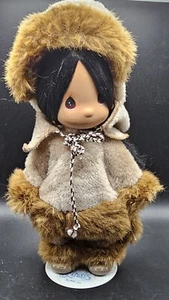 Precious Moments Kinder der Welt Sulu Eskimo Vinyl Puppe 9" mit Ständer - Bild 1 von 2