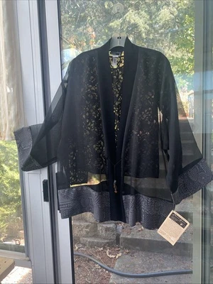 Chaqueta kimono de organza negra con ribete de kimono antiguo única en su clase. Foto 1 de 4