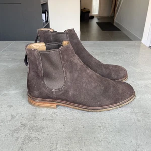 Stivali Chelsea Clarks Clarkdale Gobi marrone scuro scamosciati suola gomma UK8G - Foto 1 di 9