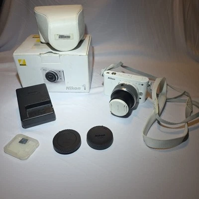 Cámara digital Nikon 1 J1 10,1 MP blanca (Kit con lente VR 10-30 mm) estuche accesorios Foto 1 de 4