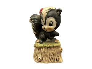 Estatuilla Mofeta con Corazón en Tocón 4 Pulgadas de Alto De Colección Hecha en Corea - Imagen 1 de 7