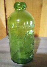 Botella de vidrio verde vintage