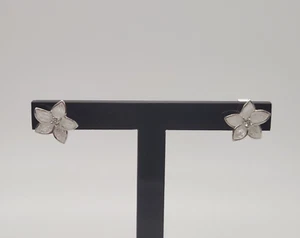 Pendientes de tachuelas de flores de esmalte blanco Nicole Barr - Imagen 1 de 5