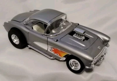 Chevrolet Corvette Gasser 1957 Road Legends prata 1/18 sem caixa - Imagem 1 de 4