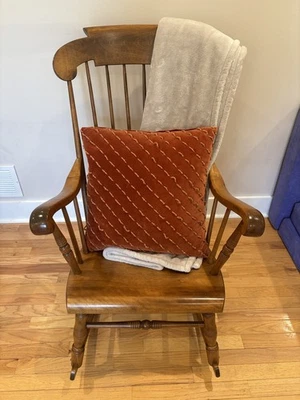Mecedora Colonial S. Bent & Bros. vintage de arce Foto 1 de 4