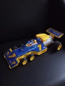 F1  JOUSTRA Formule 1 .Tyrell à 6 roues  tôle made in France- 34 cm tôle et pvc - Foto 1 di 14