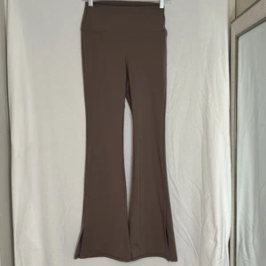 Pantaloni Yoga Velocity Active Elasticizzati Tori Flare con Gamba Laterale Spacco Taupe/Marrone Alti - Foto 1 di 6