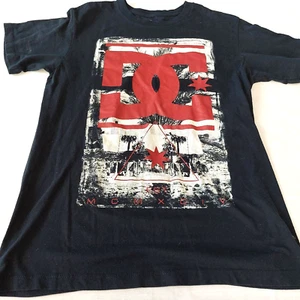 DC Shoes MCMXCIV Gráfico Monopatín Patinaje Exterior Hombres S Pequeño S/S - Imagen 1 de 3