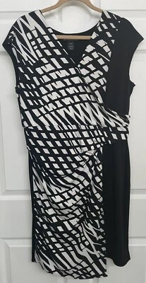 Vestido envolvente sintético geométrico blanco y negro Lane Bryant 14/16 Foto 1 de 4