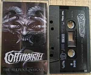 Sarg Geburt - Die Schlange Abzeichen Kassette Neu in Flammen begraben Kadaver - Bild 1 von 4
