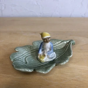 Vtg Shamrock Pottery LEPRECHAUN Porcelain Figurine on OAK LEAF Made in Ireland - Picture 1 of 8