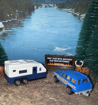 Lote de 2 remolques de viaje Matchbox personalizados azul y blanco para campamento y Jeep Wagoneer azul Foto 1 de 4