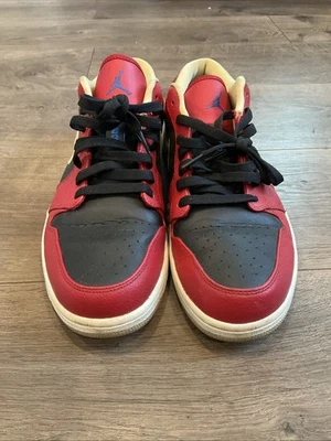 Jordan 1 Retro Bajo 'Gimnasio Rojo Dorado' NIKE (553558-613) - Talla 12 Hombre Foto 1 de 4