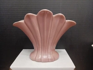 VTG USA Pottery Fan Vase #980 - Picture 1 of 6