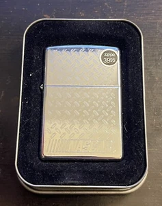Accendino Zippo NASCAR Alto Lucidato 2005 DESIGN VINTAGE - Foto 1 di 2