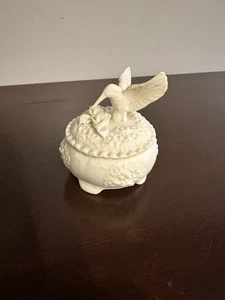 Porzellan Schmuckschatulle schöne Details Blume Kolibri Biskuit Geschenk - Bild 1 von 5