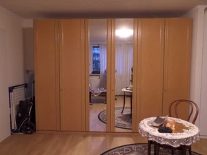 kleiderschrank mit spiegel und passendem Nachttisch und 2 Kommoden - Bild 1 von 2