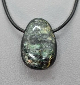 +Natur+SERAPHINIT EDELSTEIN-ANHÄNGER TROMMELSTEIN - gebohrt mit Lederband #R19 - Bild 1 von 2