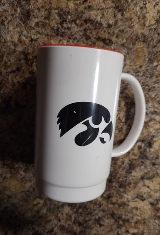 IOWA HAWKEYES Team Logo Vintage Pizza Hut Carryout Plastic Travel Mug with Lid Cover