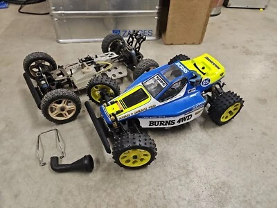 2x Kyosho Burns 4WD RC 1/8 Verbrenner inklusive REX 350 & neues Graphit Chassis - Bild 1 von 4