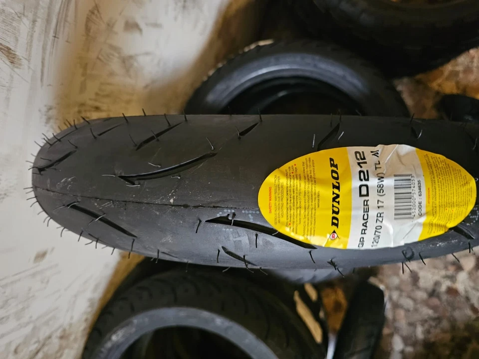 Pneumatico ANTERIORE 120/70 ZR17 DUNLOP GP RACER D212 MESCOLA M DOT 2023