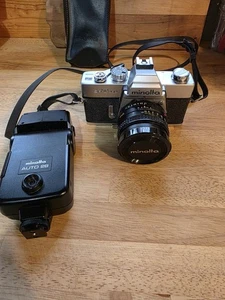 Cámara fotográfica Minolta SR T 202 de colección con lente ROKKOR-X de 50 mm y flash funciona - Imagen 1 de 11