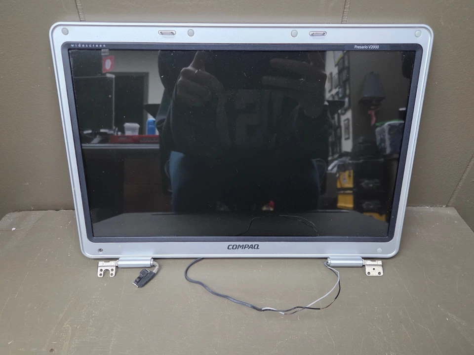 14" Compaq Presario V2000 Laptop Screen Assembly       RL175 - Image 1 of 4