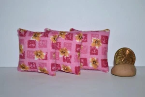 Almohadas miniatura para casa de muñecas escala 1:12 3 cojines hechos a mano rosa floral cuadrados - Imagen 1 de 3