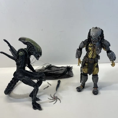 PACK DE 2 NECA AVP ALIEN vs PREDATOR GRID vs CELTIC RIVALIDAD RENACIDA Foto 1 de 4
