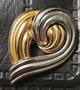 Broche Pin Corazón Acanalado Tono Plata y Oro Brillante Firmado Monet  - Imagen 1 de 3