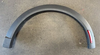 Ford Mustang Mach-E Mache 2021 2024 paso de rueda trasero izquierdo moldura OEM Foto 1 de 4