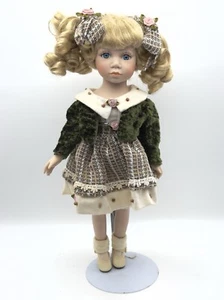 Muñeca de porcelana vestido verde pelo rubio ojos azules - Imagen 1 de 7